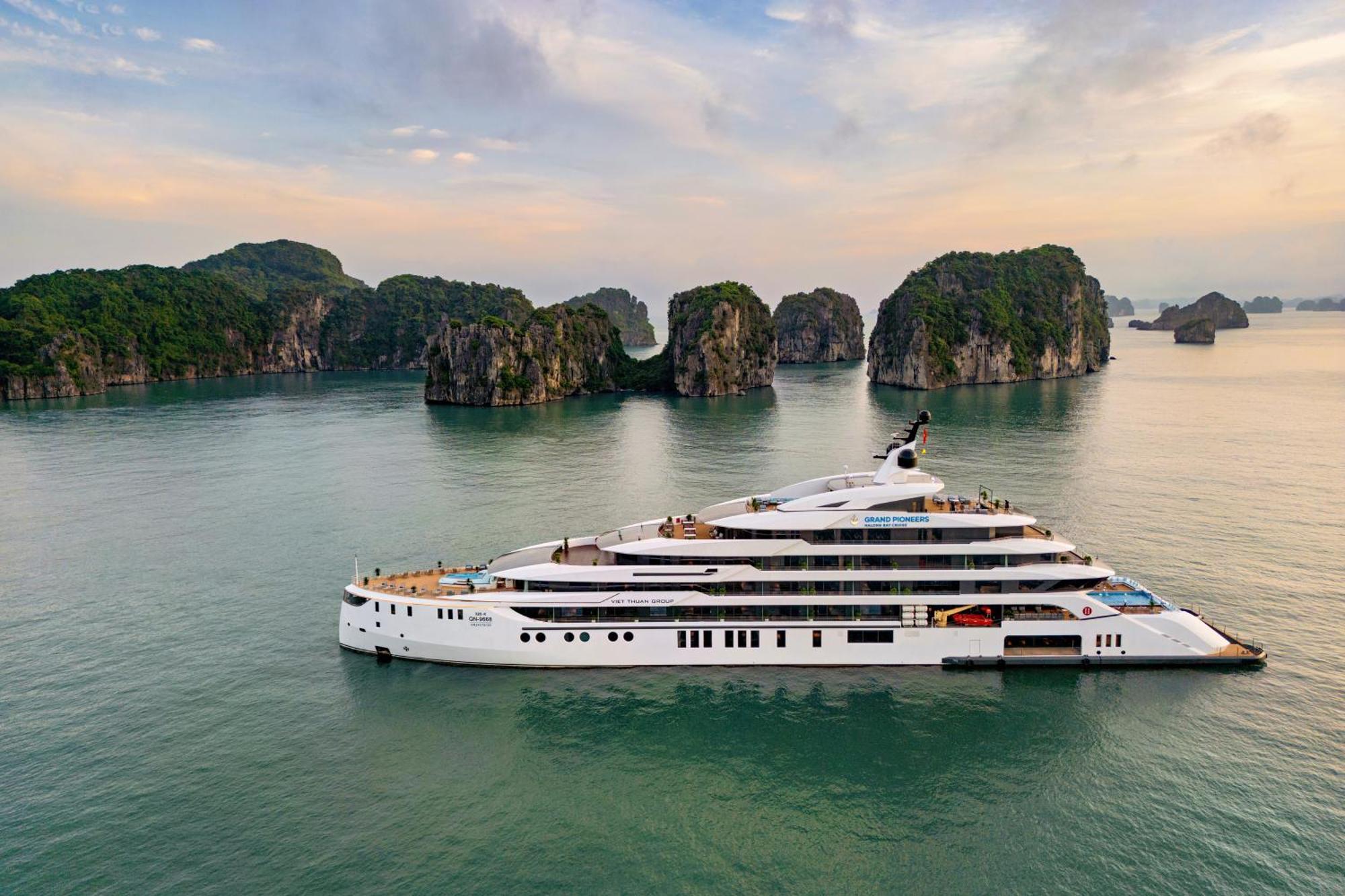 Grand Pioneers Halong Bay Cruise 2 Hotel Ha Long Buitenkant foto