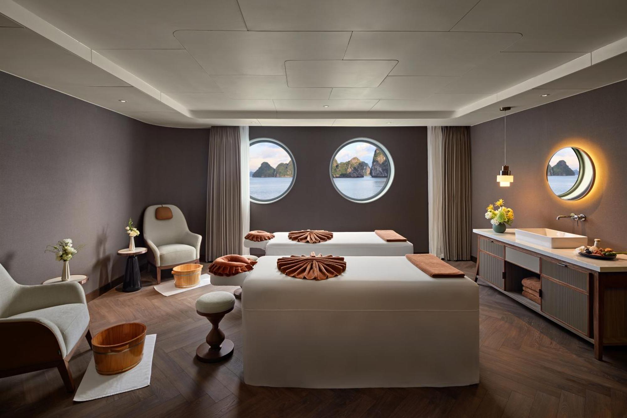 Grand Pioneers Halong Bay Cruise 2 Hotel Ha Long Buitenkant foto